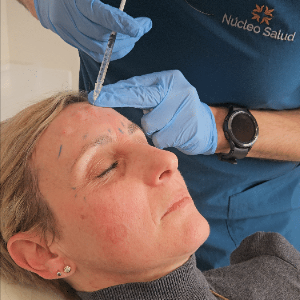 Profesional inyectando a una paciente unas vitaminas en una sesión de mesoterapia